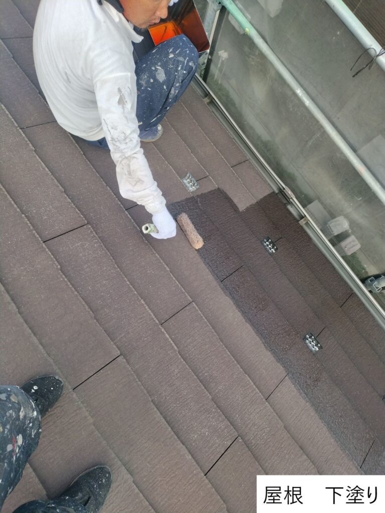 屋根の下塗りを行います。<br />
ファインパーフェクトベストは、独自技術によりシリコングレードを超える優れた耐候性を備え、 塗りたての美しさを長期間保つことができます。